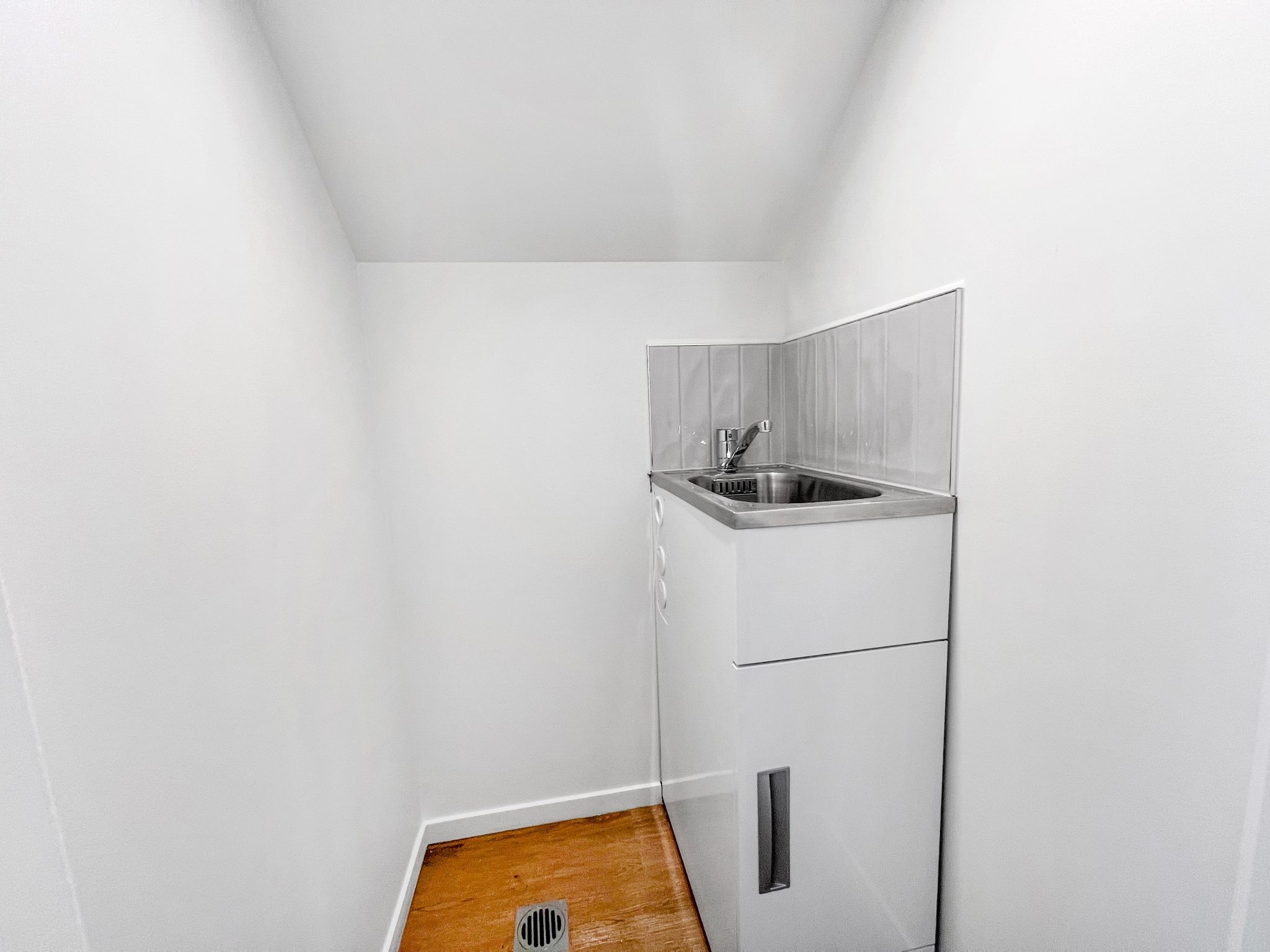Lucky Last One Left - Downstairs ensuite image 7