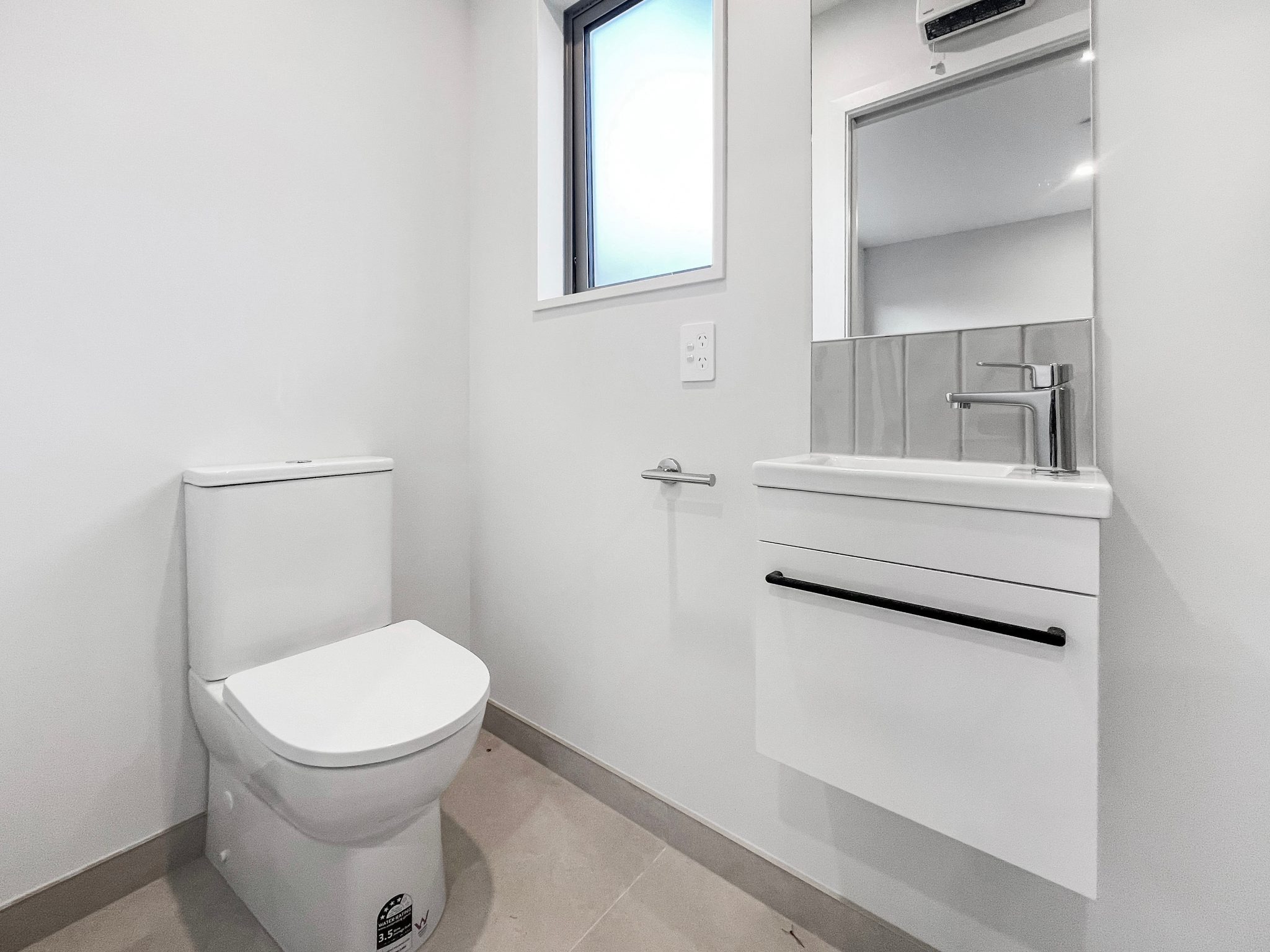 Lucky Last One Left - Downstairs ensuite image 8