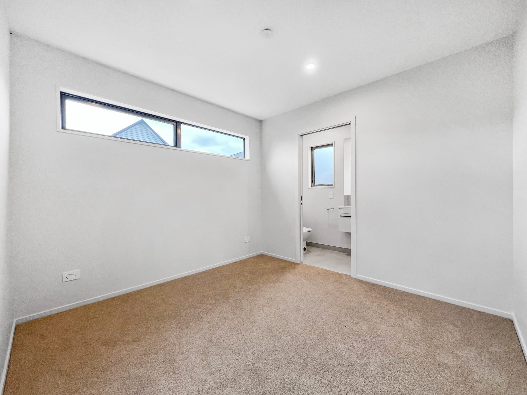Lucky Last One Left - Downstairs ensuite image 9