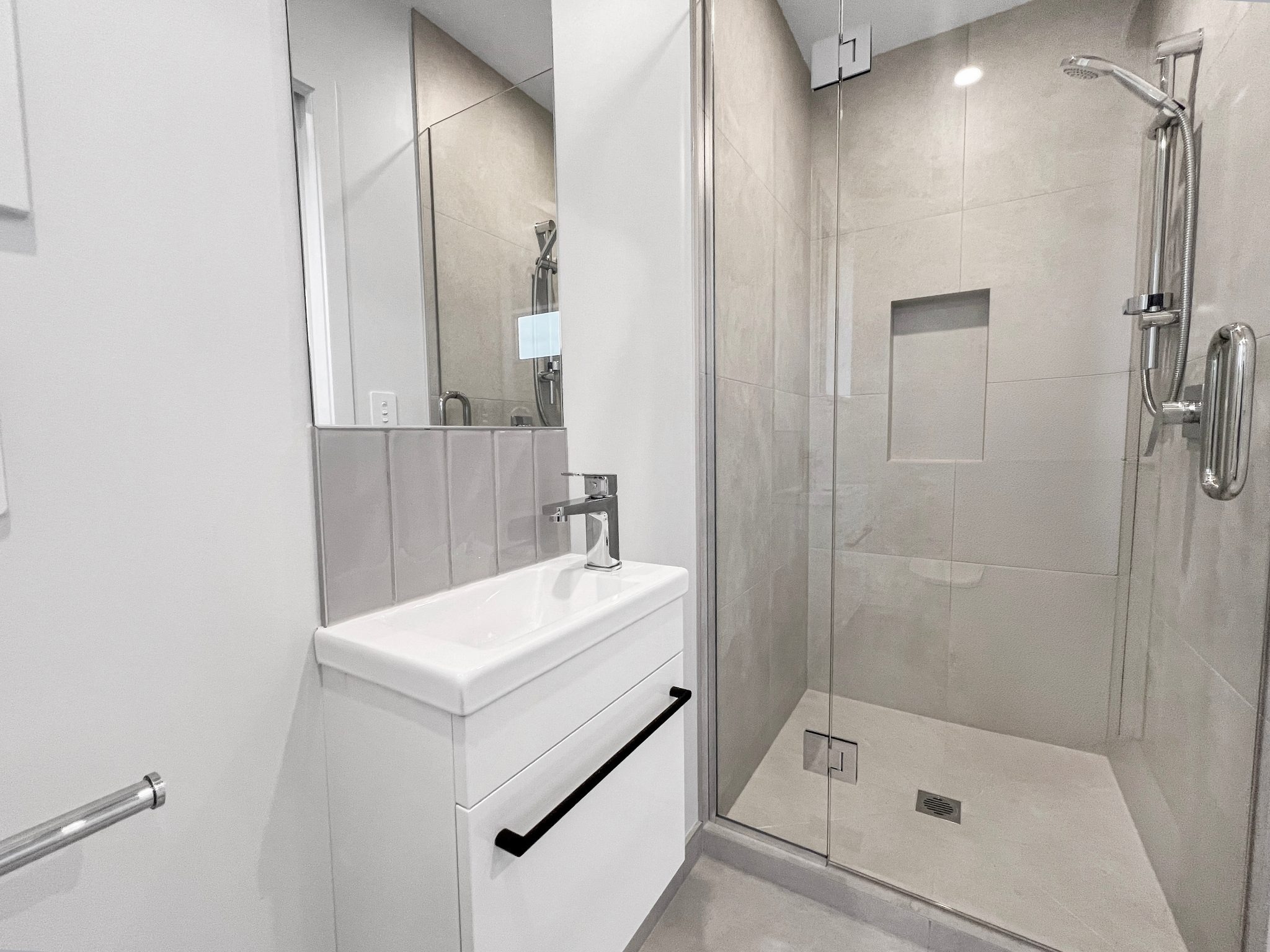 Lucky Last One Left - Downstairs ensuite image 10