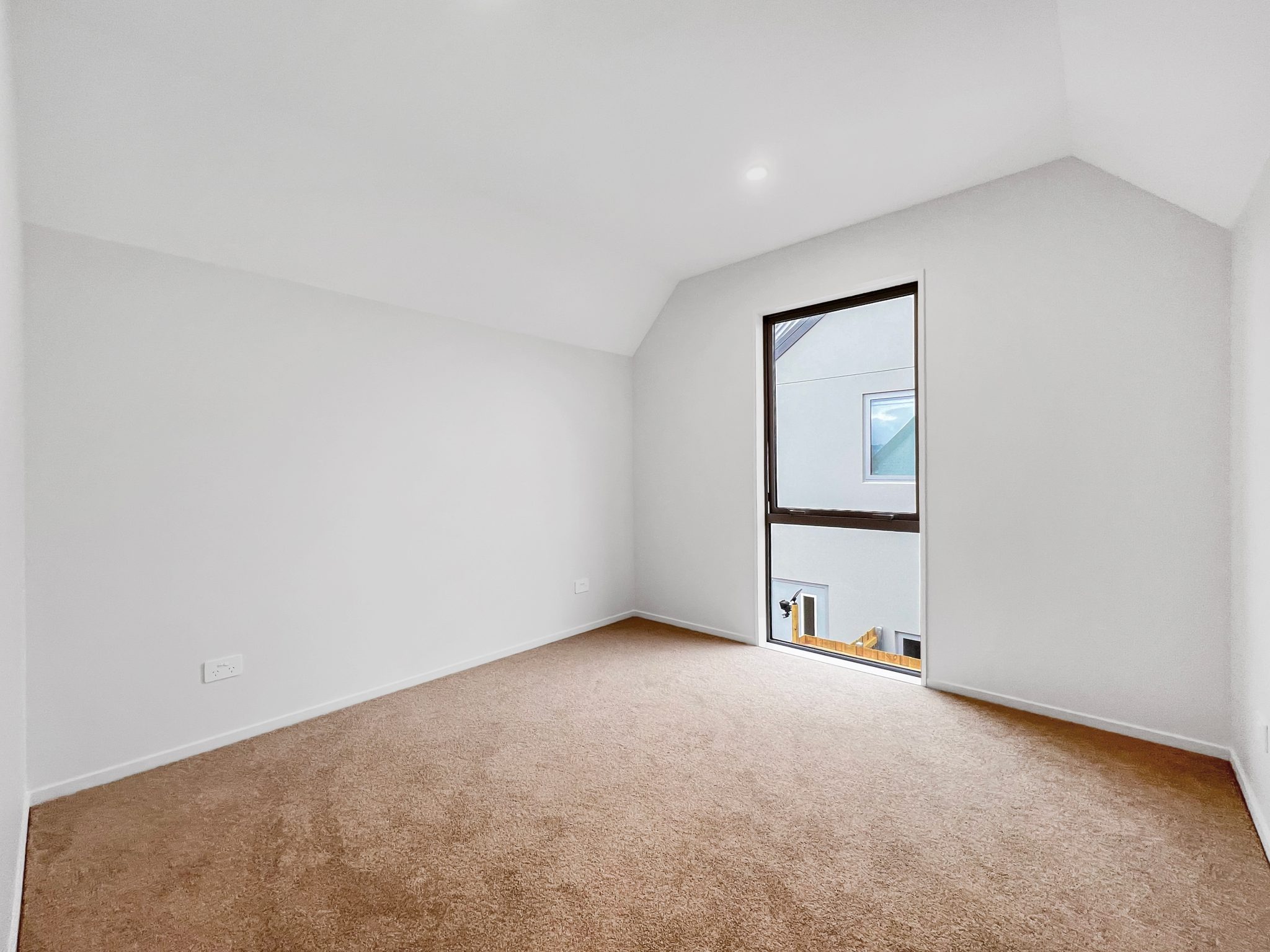 Lucky Last One Left - Downstairs ensuite image 12