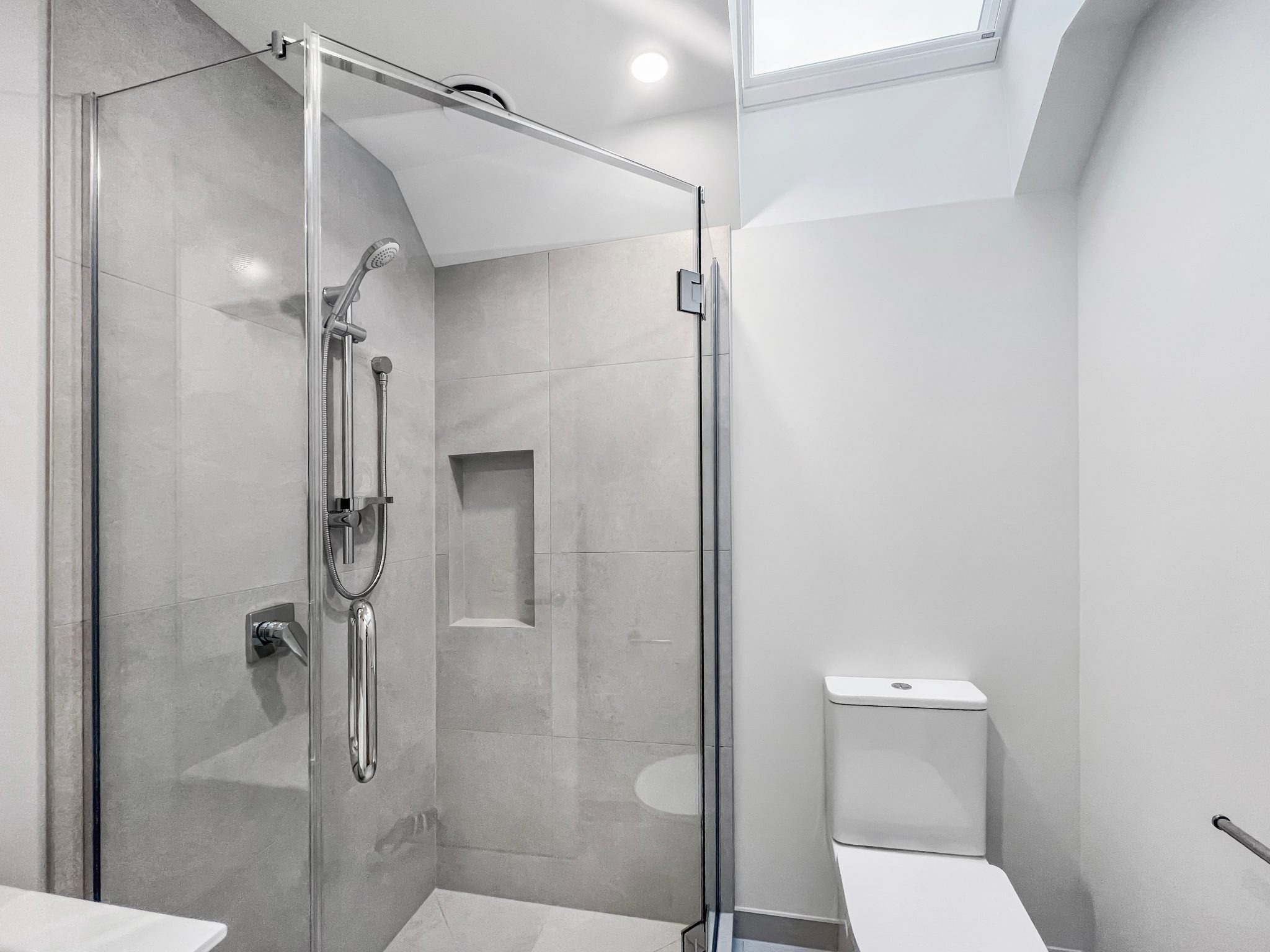 Lucky Last One Left - Downstairs ensuite image 13